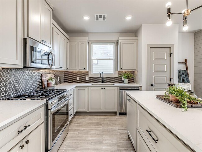 Building Photo - 2633 Crescent Ave