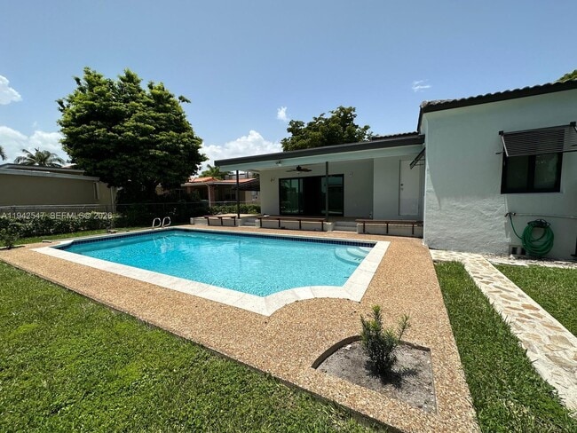 Building Photo - 3050 SW 21st St