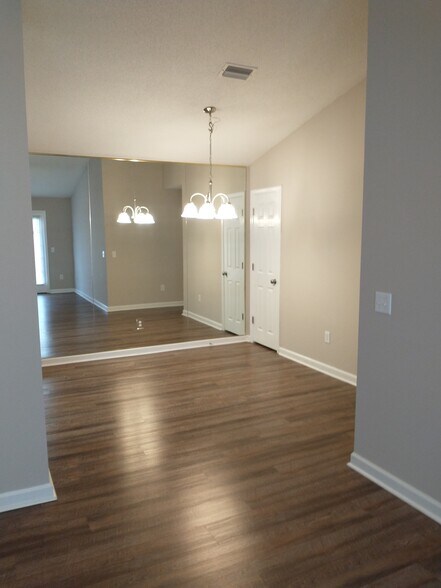 Building Photo - 906 Pelham Square Way