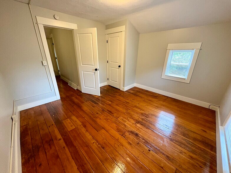 Building Photo - 704 Coit Ave NE