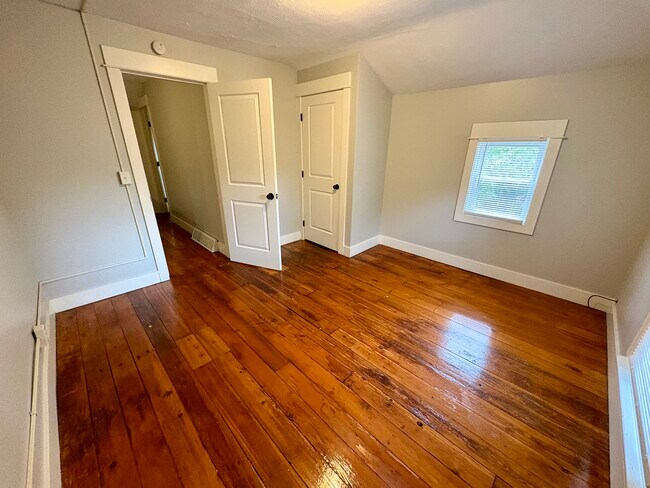 Building Photo - 704 Coit Ave NE