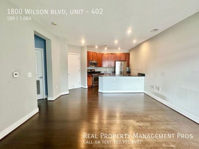 Building Photo - Walk to Rosslyn Metro! Bright and Spacious...