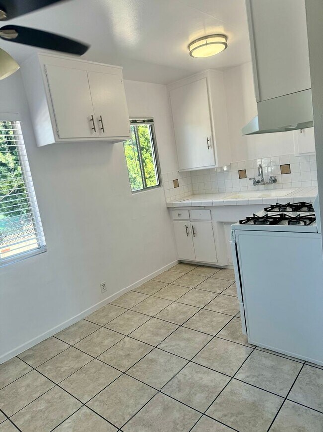 Building Photo - SPACIOUS 1 BEDROOM 1 BATH >> NOW AVAILABLE!