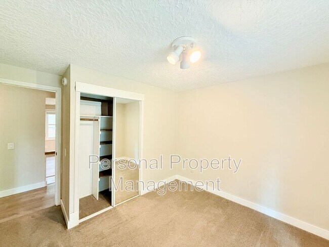 Building Photo - 9411 NE Pinecreek St