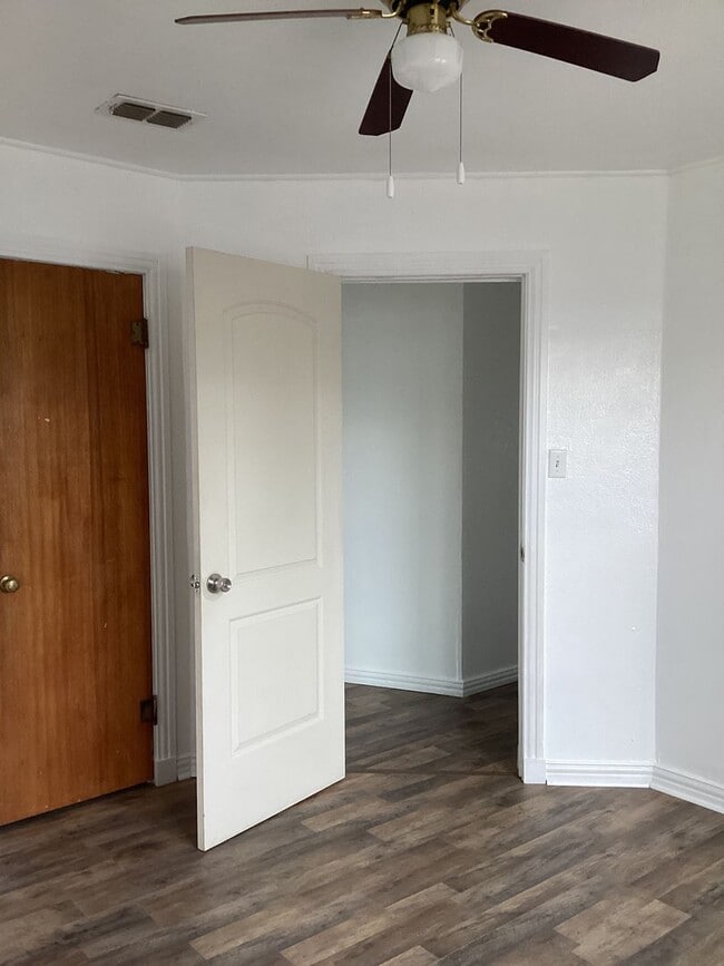 Building Photo - Newly Updated Family Home  Close to Jr. High & High School!  Pets welcome!