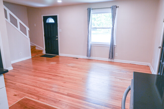 Building Photo - 1001 Willow Lawn Dr
