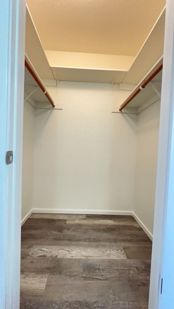 Building Photo - Newley Renovated 2 bedroom Duplex.