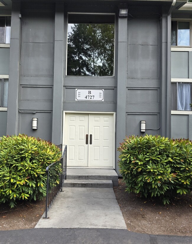 Building Photo - 4727 W Lake Sammamish Pkwy SE