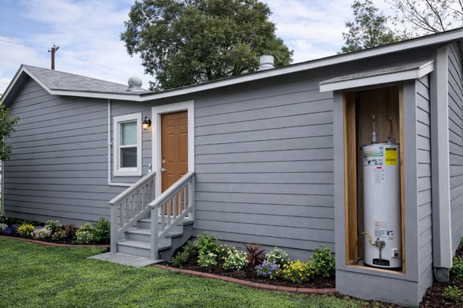 Building Photo - Beautifully Updated 3-Bedroom Home Near Downtown