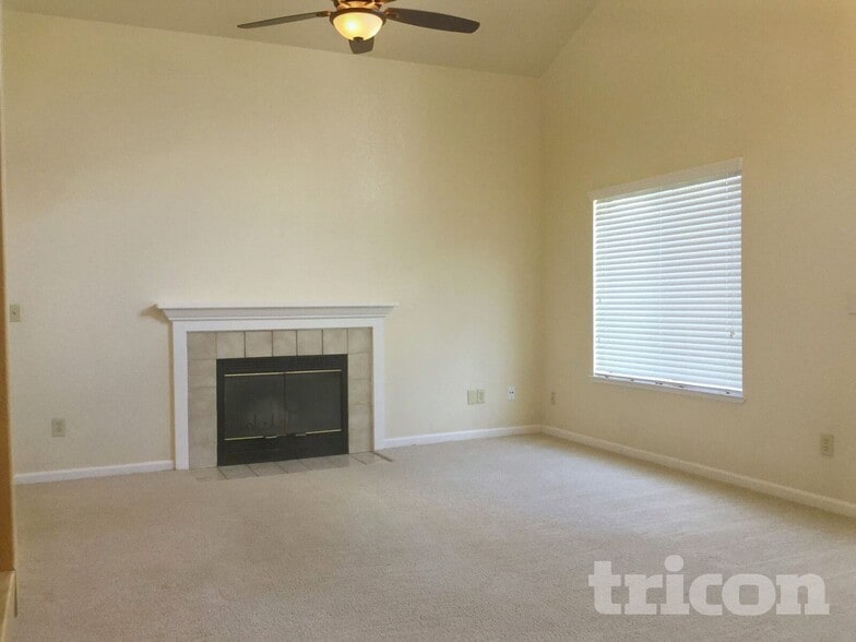 Building Photo - 844 Sage Dr