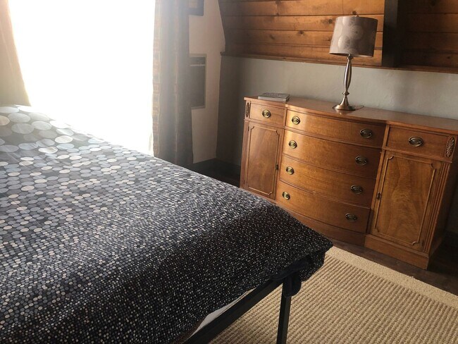 Building Photo - QUAINT CABIN IN A GREAT LOCATION!!