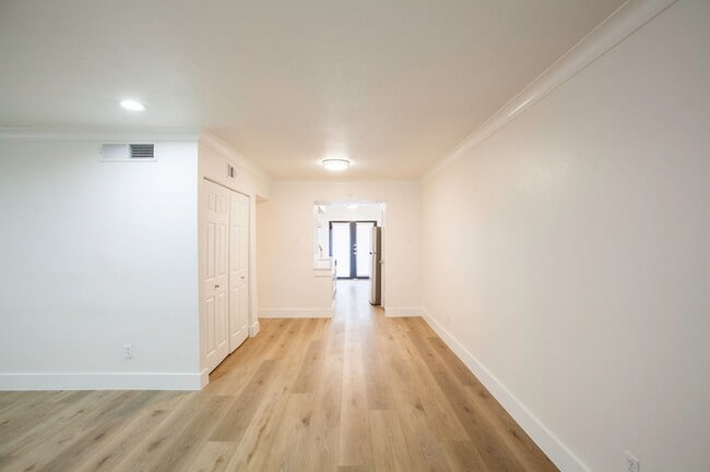 Building Photo - Remodeled Central Dallas Condo