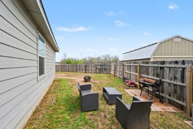 Building Photo - 3BED/2BATH HOUSE AVAILABLE FOR LEASE!