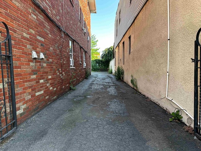 Building Photo - 325-327 John St