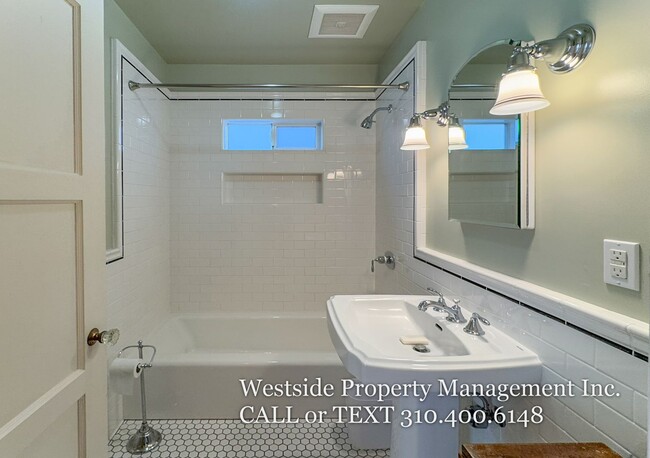 Building Photo - Charming Westside 2+2 Highly  Desirable Ma...