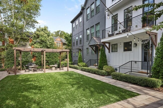 Building Photo - 121 Chestnut Cir