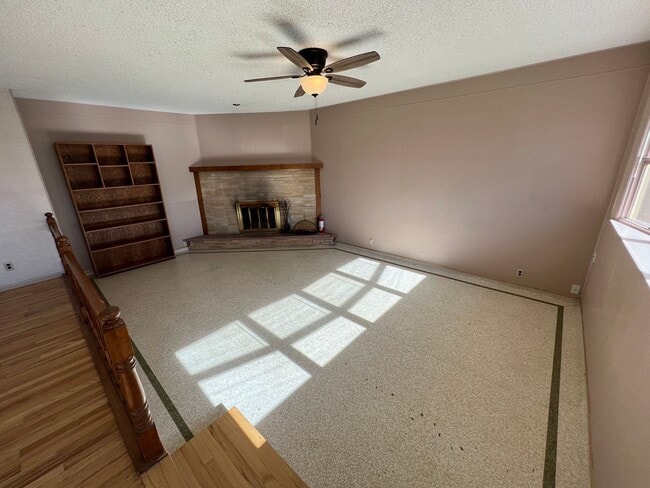 Building Photo - 3 Bed 2 Bath House with Attached 2 Car Garage & Trailer Parking