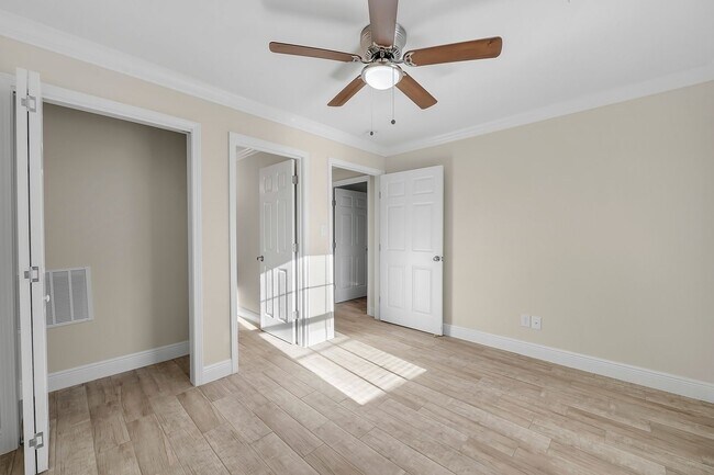 Building Photo - Crown Moulding********* Renovated 3 Bedroom 2 Bath********* Granite Countertops