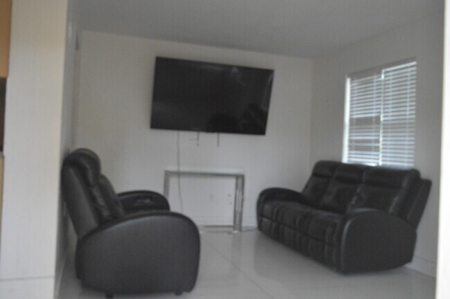 Building Photo - 896 SW 64th Terrace