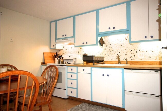 Building Photo - 532 Old Stone Brook