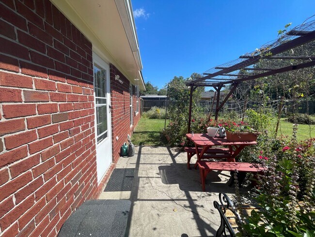 Building Photo - Nice Brick 3/2 House in Garden Lakes- $1,495