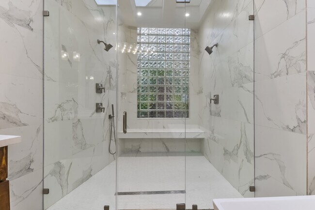 Building Photo - 15 W Shady Ln