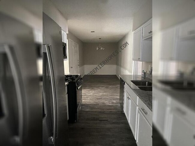 Building Photo - 6121 Singing Hills Dr