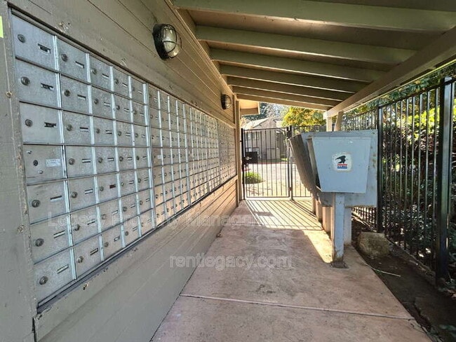 Building Photo - 3715 Tallyho Dr