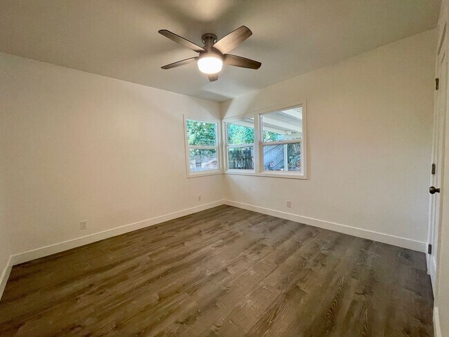 Building Photo - Fully Remodeled 4 Bedroom 2.5 Bathroom in ...