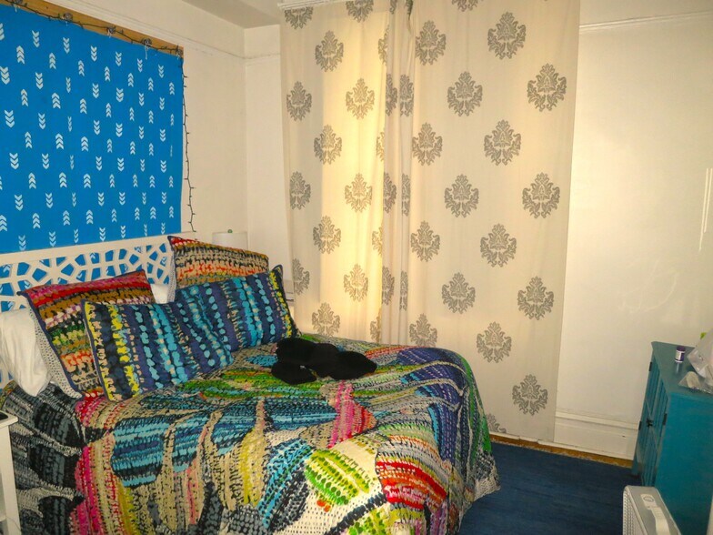 Building Photo - 833 W Newport Ave