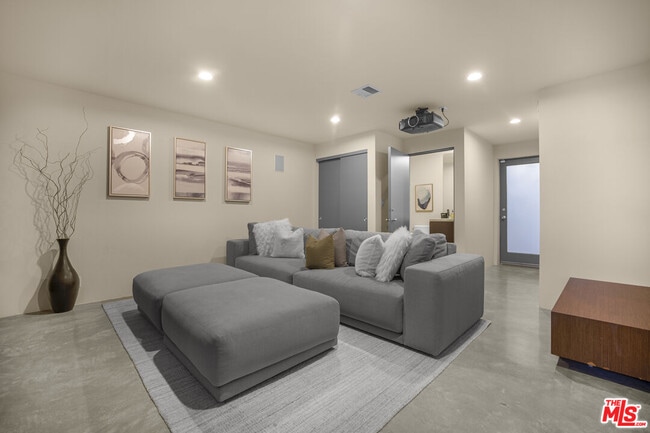 Building Photo - 9892 Beverly Grove Dr