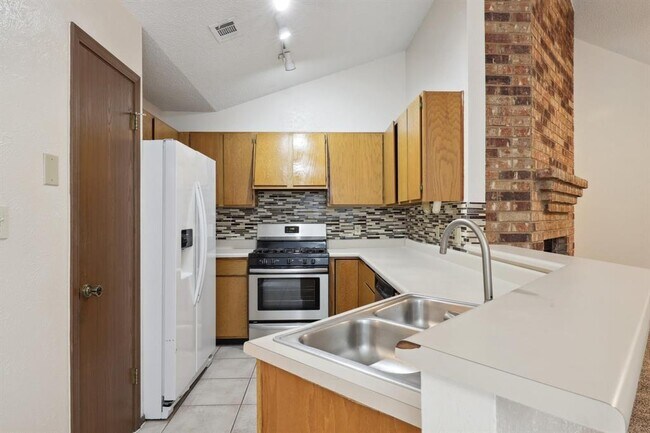 Building Photo - 2621 Garrettson Dr
