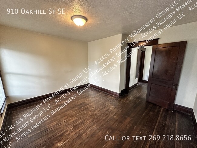 Building Photo - 910 Oakhill St SE