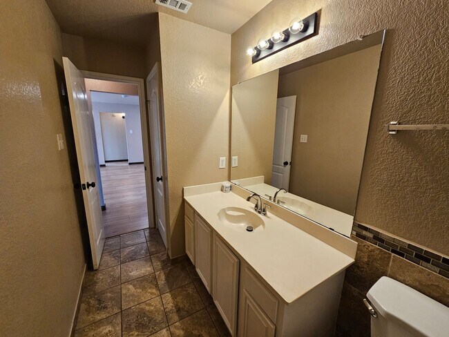 Building Photo - Spacious & Inviting 6-Bedroom Cedar Hill Home – Perfect for Your Next Move