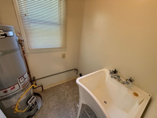 Building Photo - Downstairs one bedroom apartment available...
