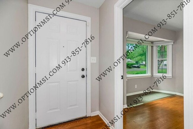 Building Photo - Available NOW in Raytown