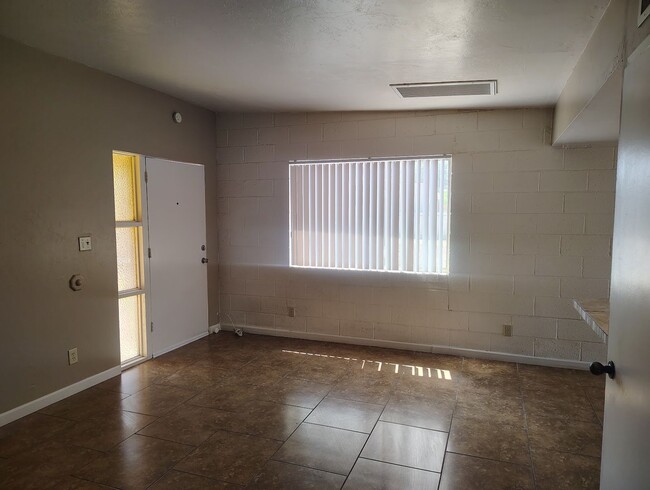 Building Photo - 3335 E Flower St