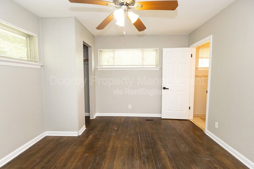 Building Photo - 1127 Clermont Dr