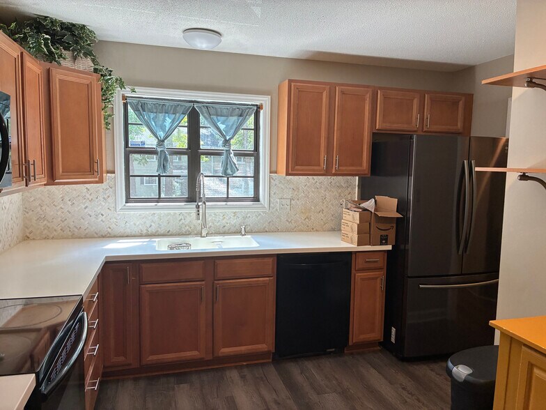 Building Photo - Room in Townhome on Willow Bridge Dr