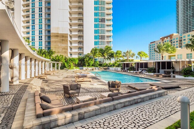 Building Photo - 2020 N Bayshore Dr