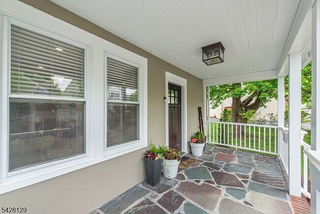 Building Photo - Single Family Home For Rent