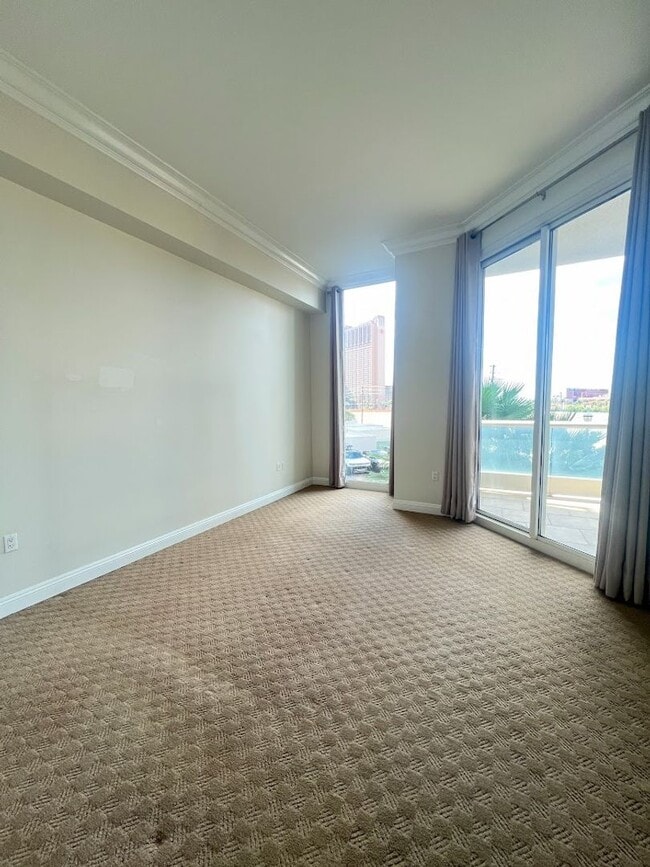 Building Photo - Turnberry Place - 2 Bedroom 2 Bath Condo