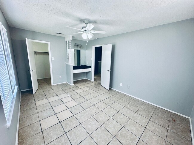 Building Photo - 5305 Woodland Oaks Ct