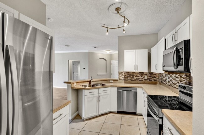 Building Photo - 3 bedroom/ 2 bathroom condo next to St Joh...