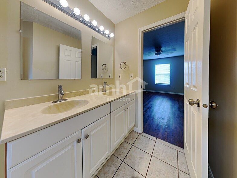 Building Photo - 3679 Shorewood Dr