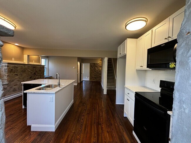 Building Photo - Newly remodeled 3+ bedroom