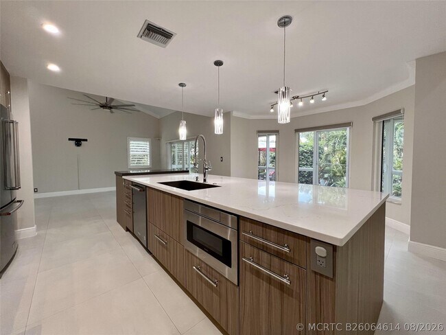 Building Photo - 720 Birdie Ct
