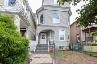 Building Photo - 204 Redmond St