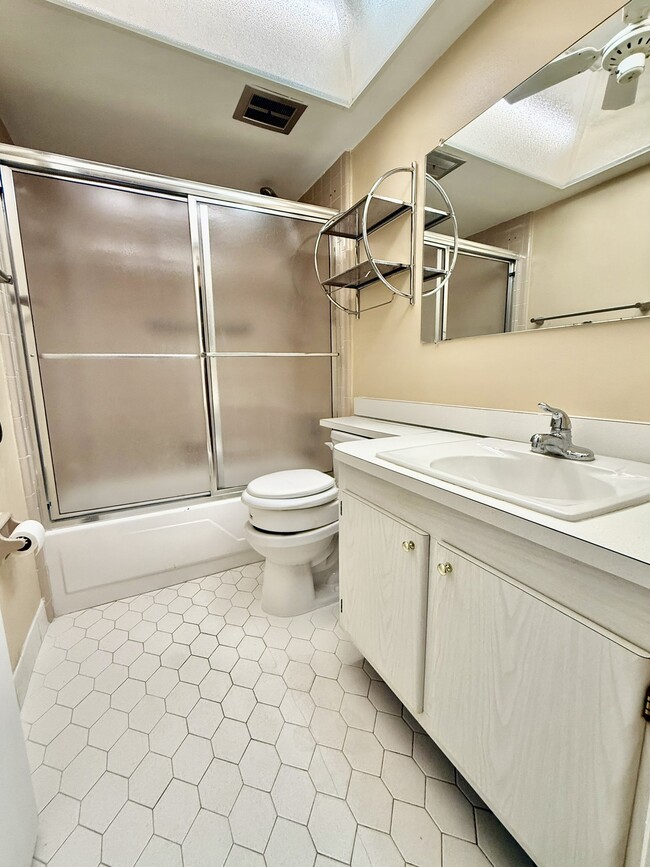 Building Photo - 1235 S Highland Ave