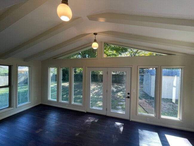 Building Photo - Beautiful 3 bedroom 2 bath home located in Southern Hills Subdivision